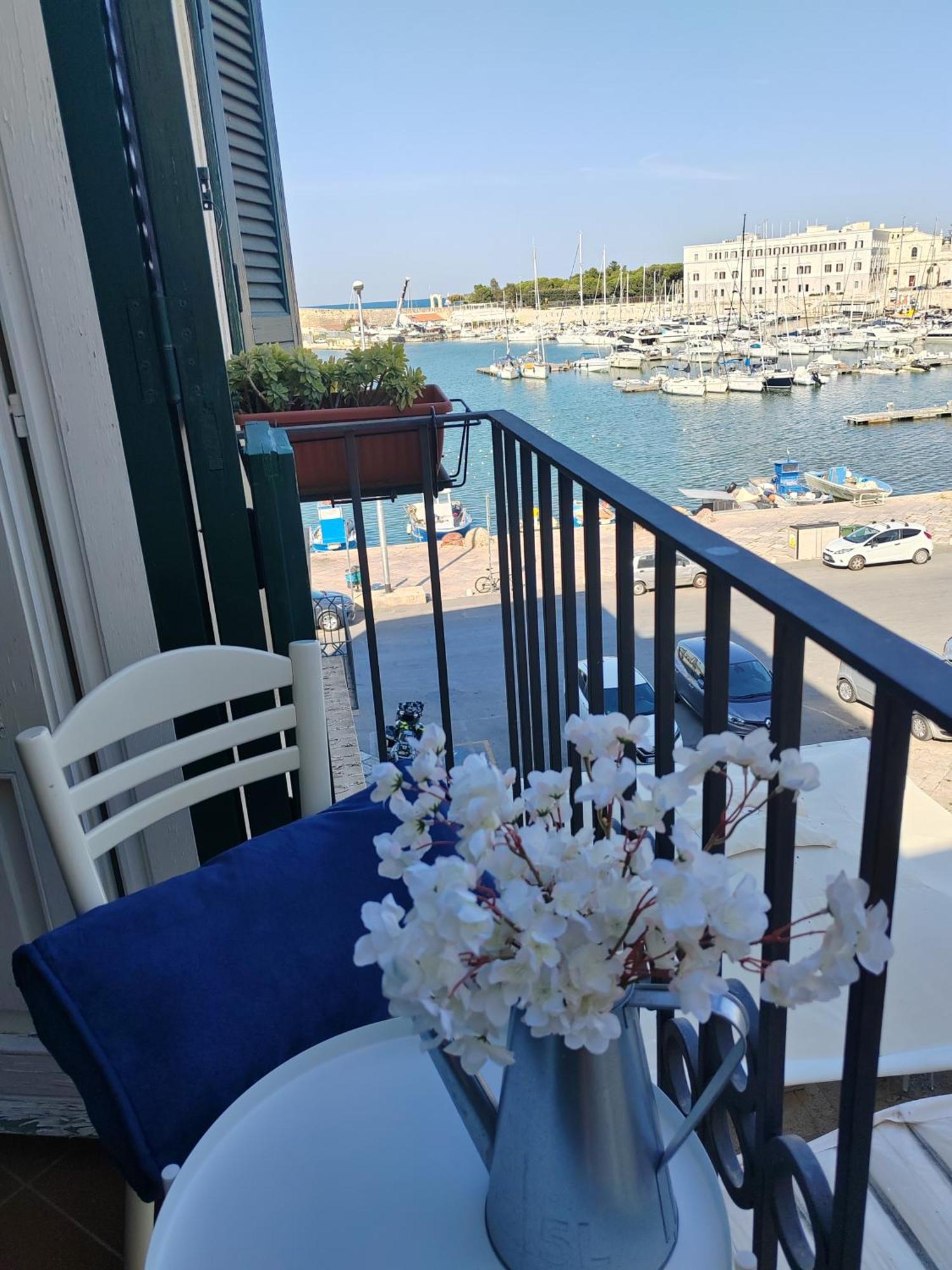 La Finestra Sul Porto Lägenhet Trani Exteriör bild