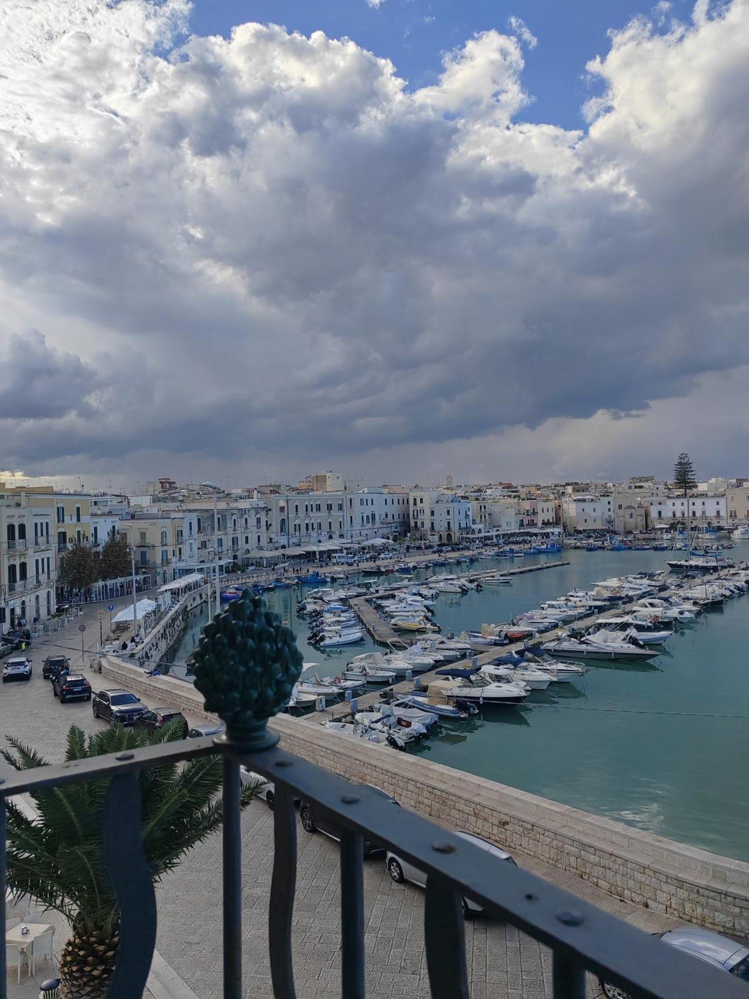 La Finestra Sul Porto Lägenhet Trani Exteriör bild